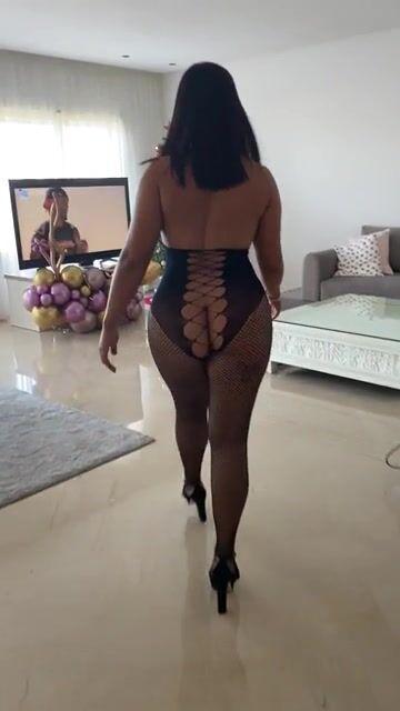 40yo mom, raise your hand if you eat ass