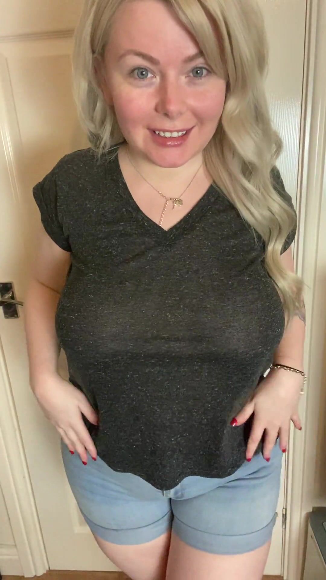 No make up but I want to show you my curves ! Do you like them ?