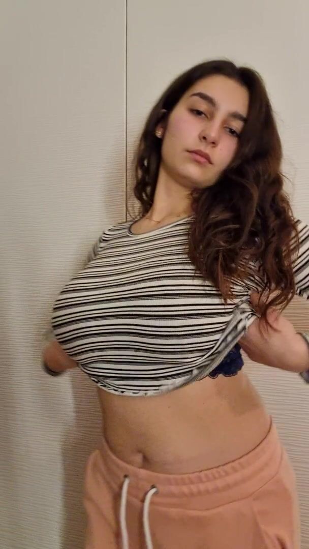 (18) If even 5 guys like my boobs, I'll celebrate and fuck myself anal ????