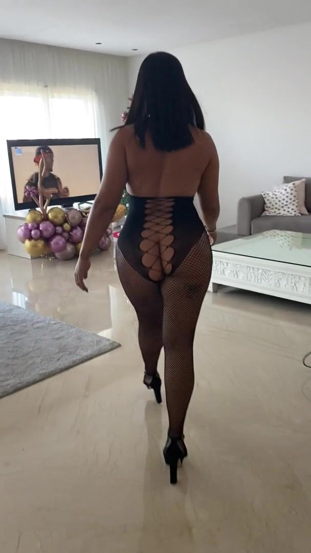 Do we like phatass walking mom ?