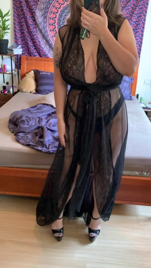 I love this robe, do you like my curves in it?
