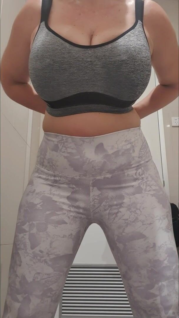 Quick boobie and booty reveal in the gym locker Room ????xx 57yo   ????????