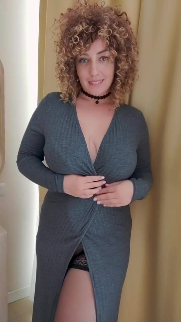 It makes me happy to show my curves to strangers online