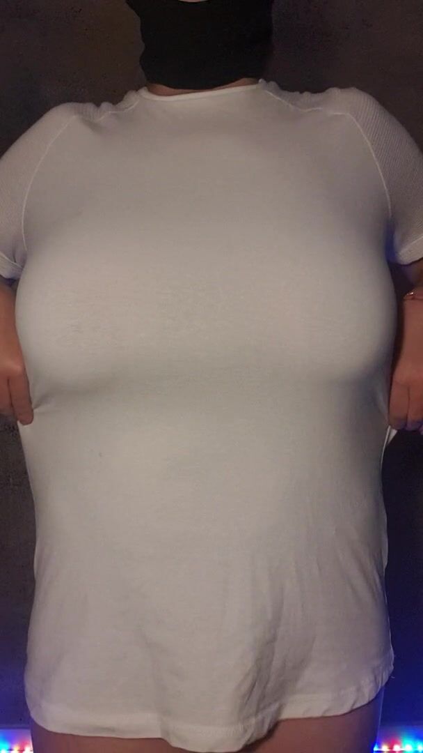 Would you take a curvy 19 y/o babe for a date ?