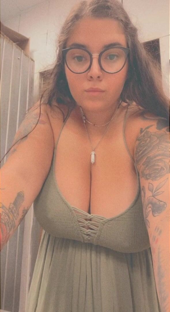 Horny at work again. Keep me entertained