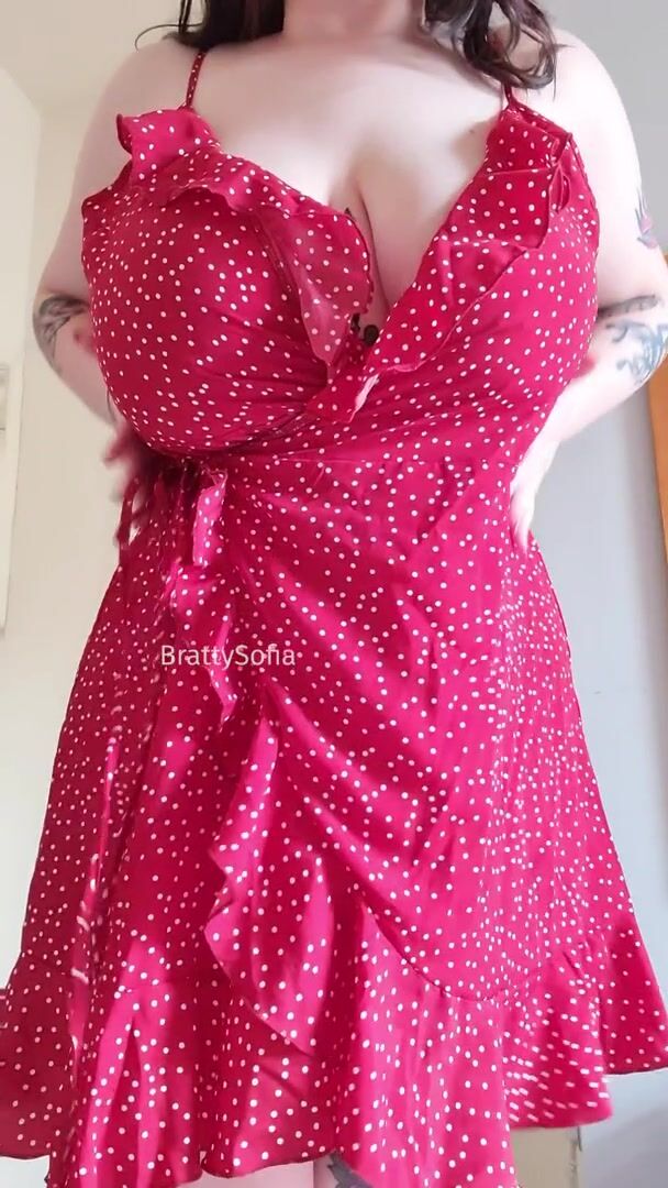 I wanna show you how curvy I am under this dress